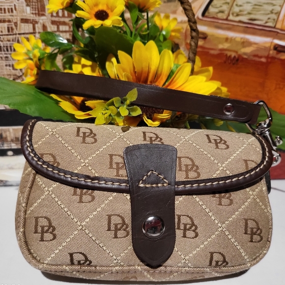 Dooney & Bourke Handbags - 🌻DOONEY & BOURKE🌻 Wristlet Wallet